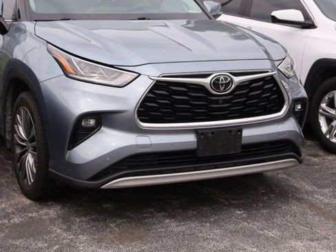 Used 2020 Toyota Highlander Platinum AWD/4WD image 2