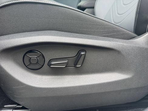 Used 2026 Volkswagen Tiguan SE AWD/4WD image 18