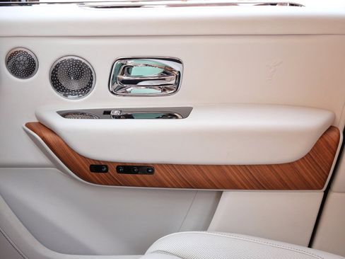 Used 2023 Rolls-Royce Cullinan w/ Cullinan Package image 11