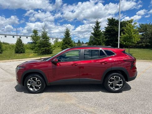 Used 2024 Chevrolet Trax LT w/ Driver Confidence Package FWD image 8