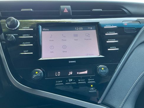 Used 2020 Toyota Camry SE FWD image 12