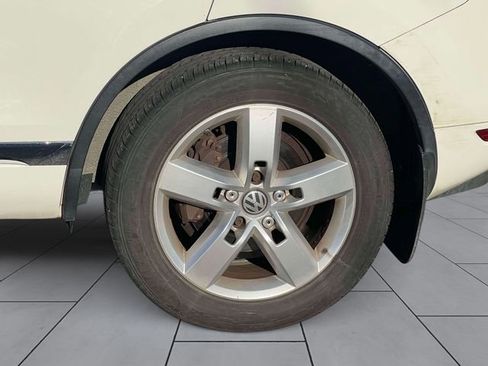 Used 2011 Volkswagen Touareg VR6 image 8