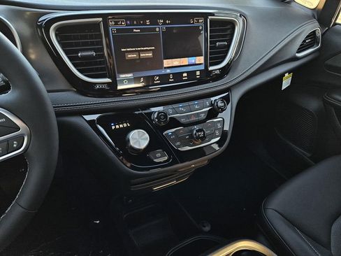 New 2026 Chrysler Pacifica Select image 18