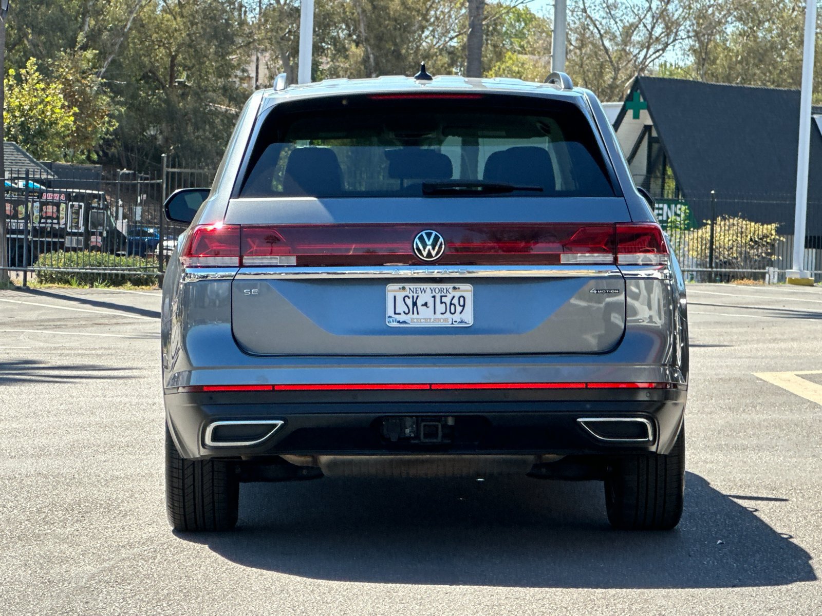 Used 2025 Volkswagen Atlas SE AWD/4WD image 4