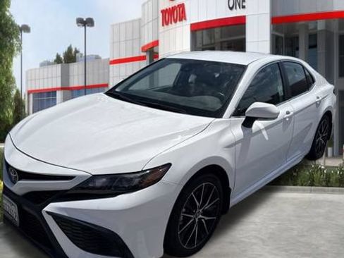 Used 2023 Toyota Camry SE w/ Convenience Package FWD image 1