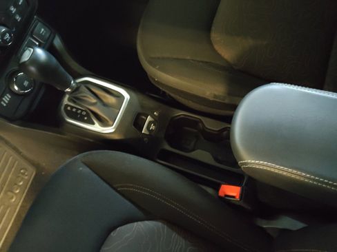 Used 2023 Jeep Renegade Latitude image 26