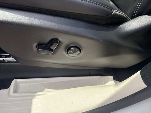 Used 2024 Chrysler Pacifica Touring-L FWD image 21