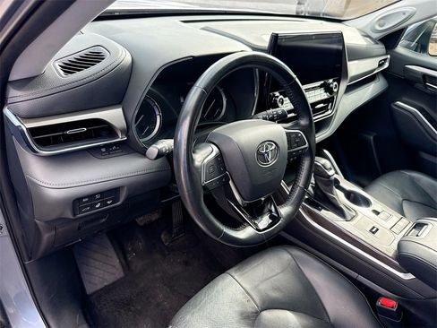 Used 2021 Toyota Highlander Limited image 10