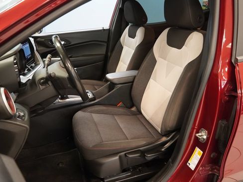 Used 2024 Chevrolet Trax RS FWD image 3