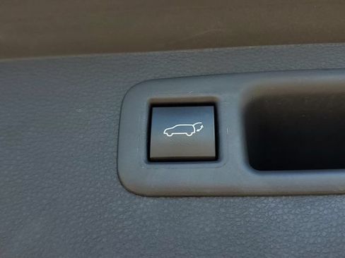 Used 2023 Toyota Highlander XLE FWD image 11
