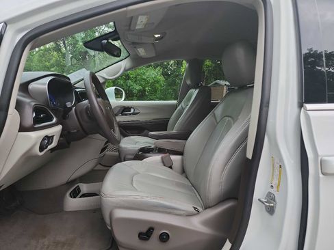 Used 2019 Chrysler Pacifica Touring Plus w/ Tire & Wheel Group image 15