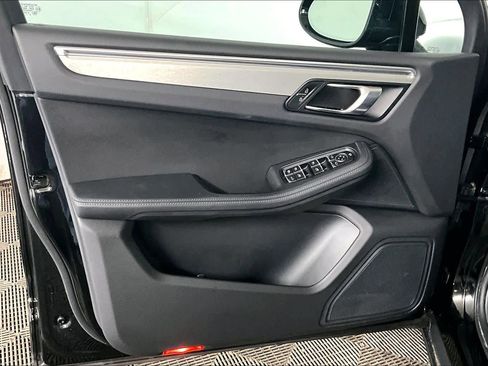 Used 2023 Porsche Macan Turbo image 19