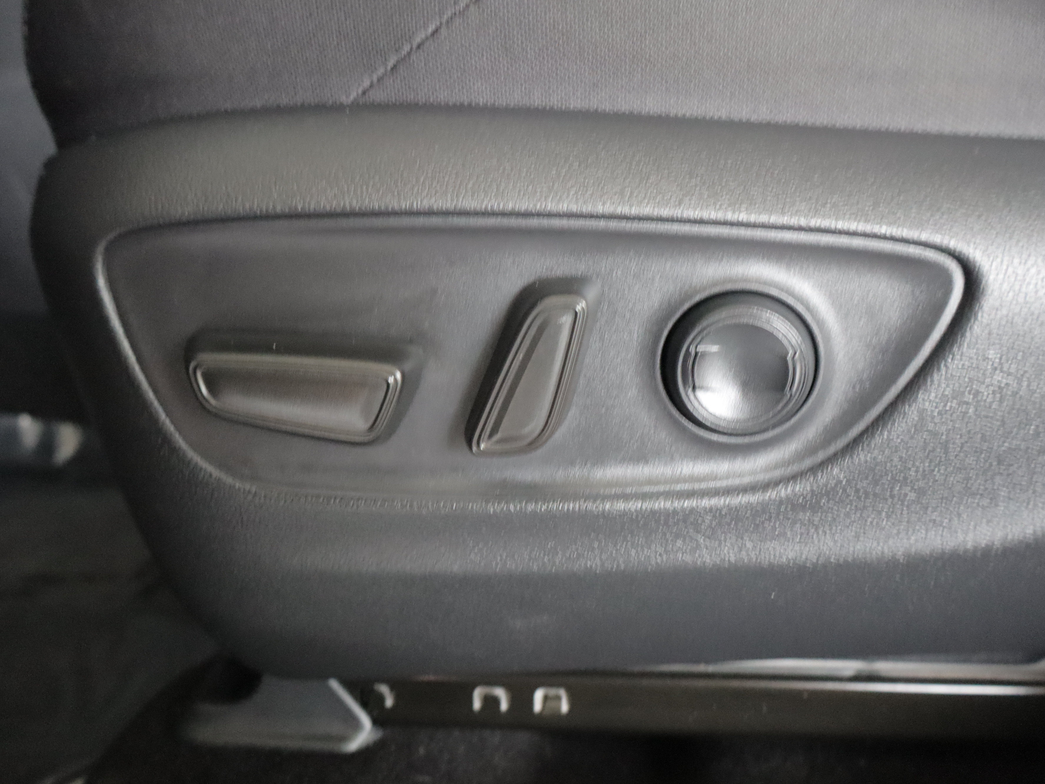 Used 2023 Toyota Venza LE AWD/4WD image 11