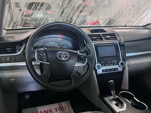 Used 2014 Toyota Camry L image 10