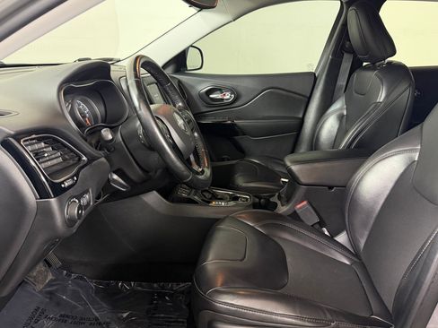 Used 2021 Jeep Cherokee Latitude Plus FWD image 5