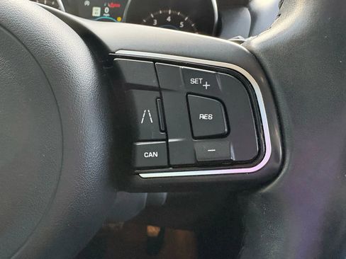 Used 2020 Jaguar F-PACE Premium image 15