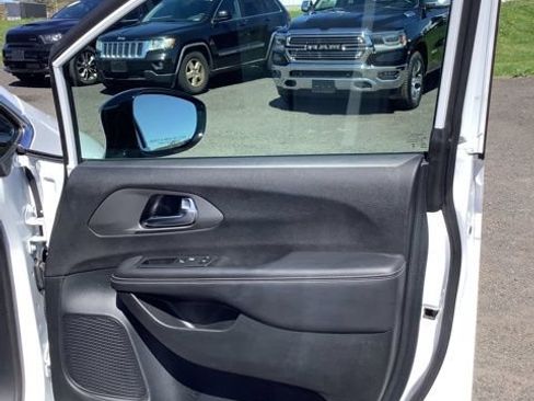 Certified 2025 Chrysler Pacifica Select FWD image 17