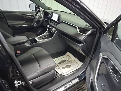 Used 2022 Toyota RAV4 SE w/ Weather & Moonroof Package AWD/4WD image 16