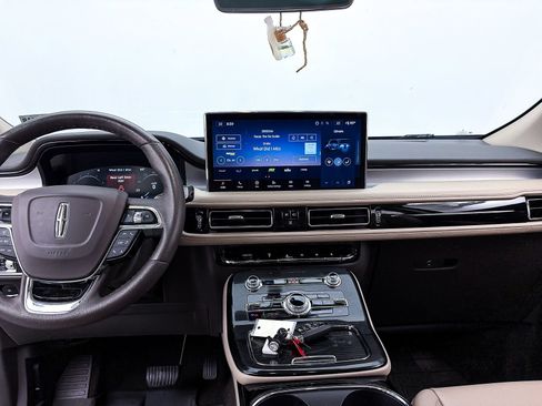 Used 2023 Lincoln Nautilus FWD w/ Premium Package image 9