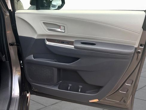 Certified 2023 Toyota Sienna XLE AWD/4WD image 22