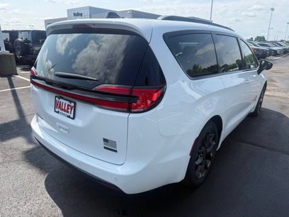New 2027 Chrysler Pacifica Select