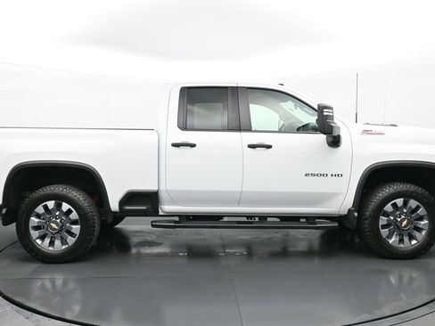 Used 2025 Chevrolet Silverado 2500 Custom w/ Custom Value Package image 2