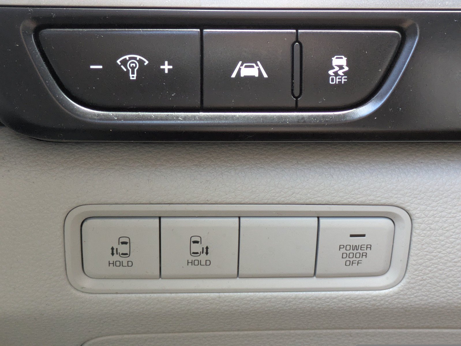 Used 2024 Kia Carnival LX FWD image 18