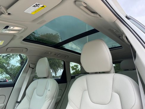 Certified 2023 Volvo XC60 B5 Plus AWD/4WD image 23