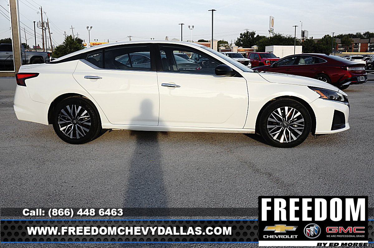Used 2025 Nissan Altima 2.5 SV FWD image 38