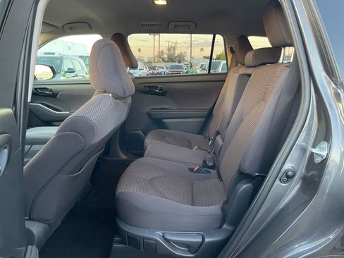 Used 2025 Toyota Highlander LE image 28