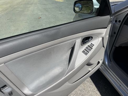 Used 2010 Toyota Camry LE image 19