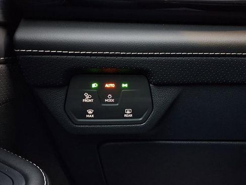 Used 2025 Volkswagen Atlas Cross Sport SE image 27