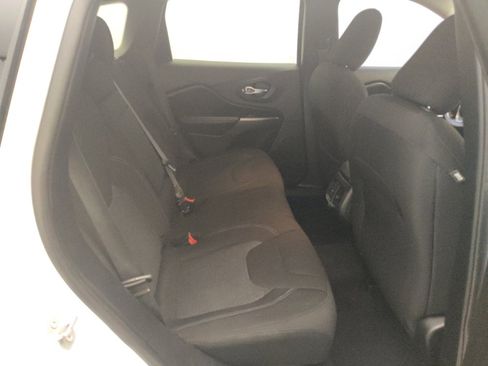 Used 2019 Jeep Cherokee Latitude w/ Cold Weather Group FWD image 19