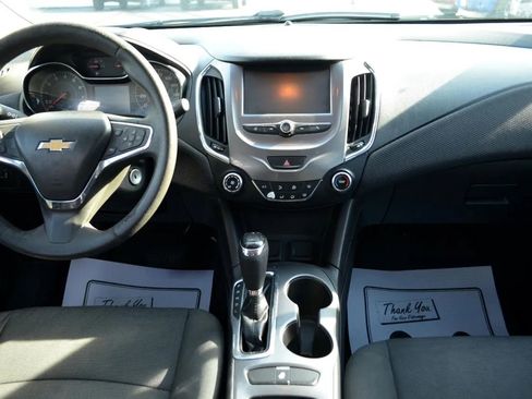 Used 2017 Chevrolet Cruze LT image 9