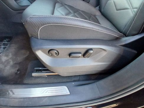 Used 2025 Volkswagen Atlas Cross Sport SE image 11