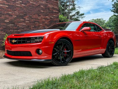 Used 2013 Chevrolet Camaro SS w/ SS Performance Package RWD image 2