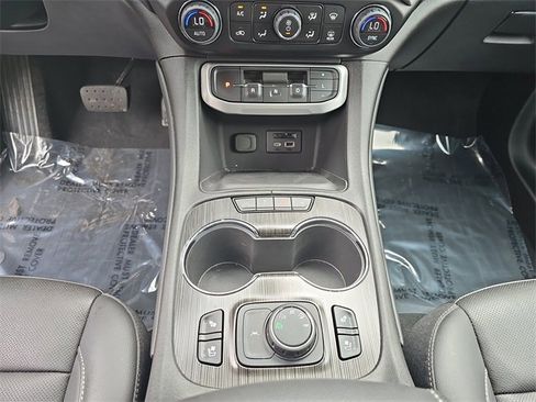 Certified 2023 GMC Acadia SLT w/ Preferred Package image 24