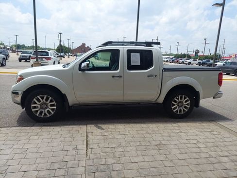 Used 2011 Nissan Frontier SL AWD/4WD image 4