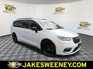 Used 2025 Chrysler Pacifica Limited FWD video 1