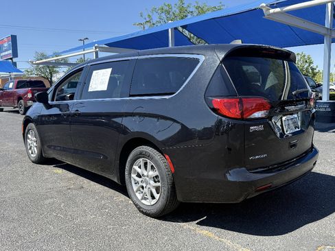 Used 2023 Chrysler Voyager LX FWD image 7