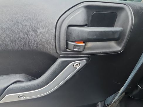 Used 2015 Jeep Wrangler Unlimited Sahara w/ Dual Top Group image 29