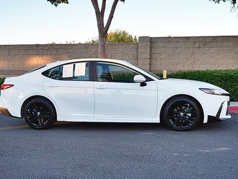 Used 2025 Toyota Camry SE image 7