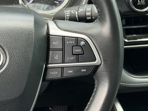 Used 2024 Toyota Highlander XLE FWD image 15