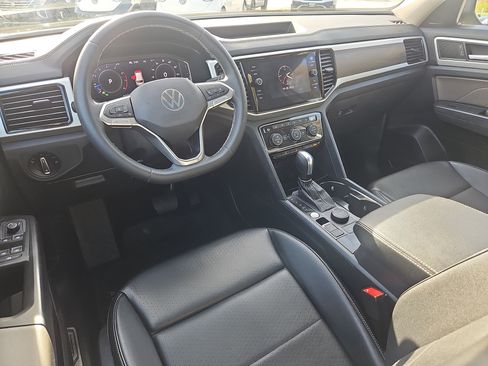 Certified 2022 Volkswagen Atlas SE image 2