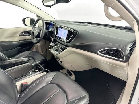 Used 2023 Chrysler Pacifica Touring-L FWD image 30