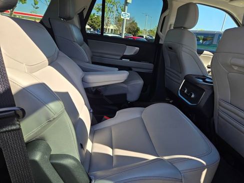 Certified 2025 Ford Expedition Active image 15