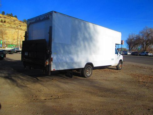 Used 2002 Ford E-450 and Econoline 450 image 2