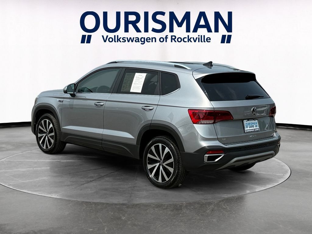 Used 2023 Volkswagen Taos SE w/ Panoramic Sunroof Package FWD image 4