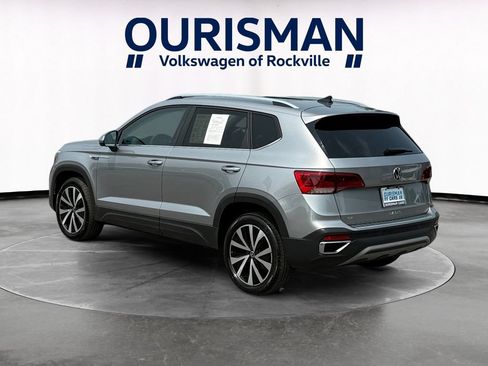 Used 2023 Volkswagen Taos SE w/ Panoramic Sunroof Package FWD image 4
