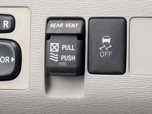 Used 2011 Toyota Sienna XLE image 34